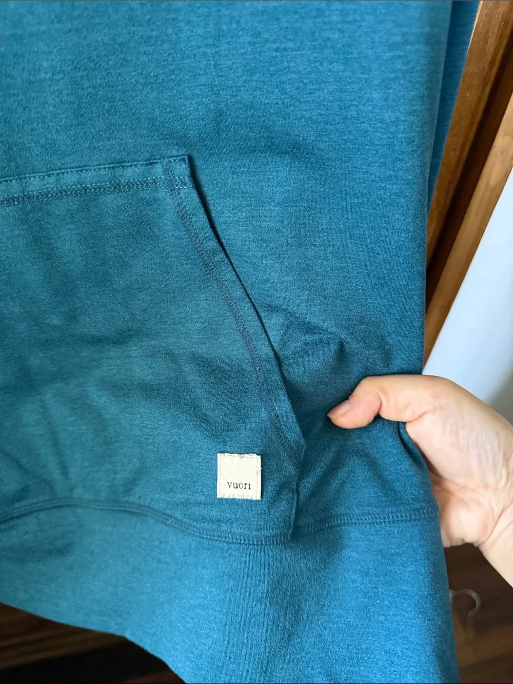 Vuori Halo Performance Pullover in  Cosmo Blue. M - Picture 5 of 8